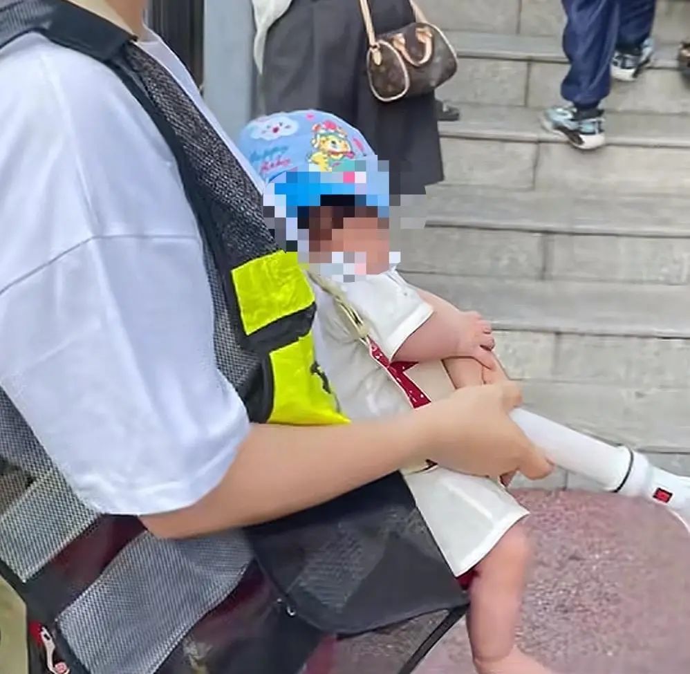 马上评｜家长抱婴儿值护学岗，如何避免“被自愿”？  第1张